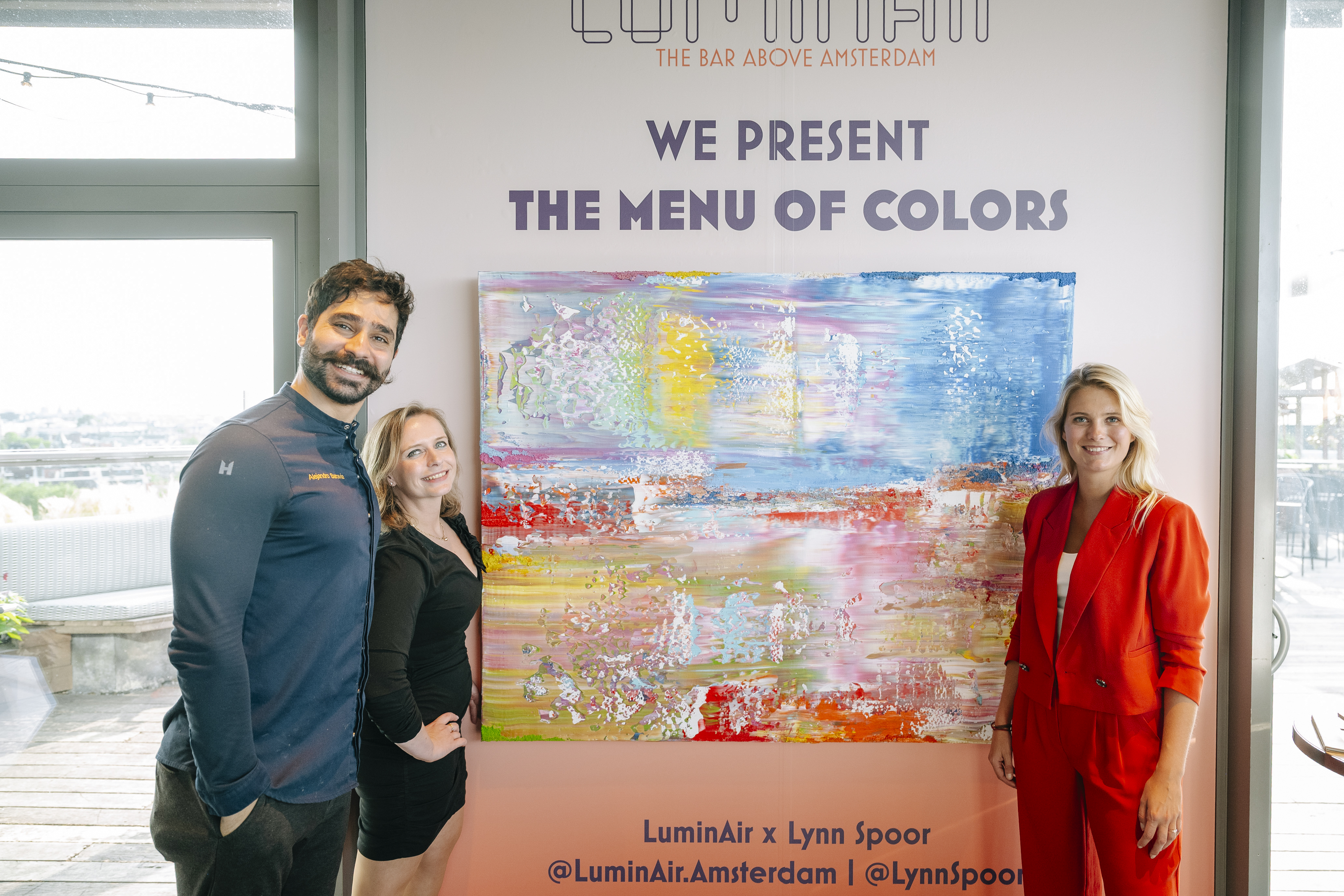 Kunstenares Lynn Spoor (r) tijdens de officiële presentatie van LuminAirs nieuwe cocktailkaart