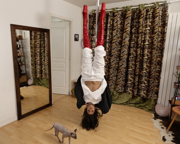 © Michella Bredahl, Gwendolyne Dumoulin (Crocolyne) in haar kamer, Parijs, 2024, in samenwerking met Lotta Volkova
