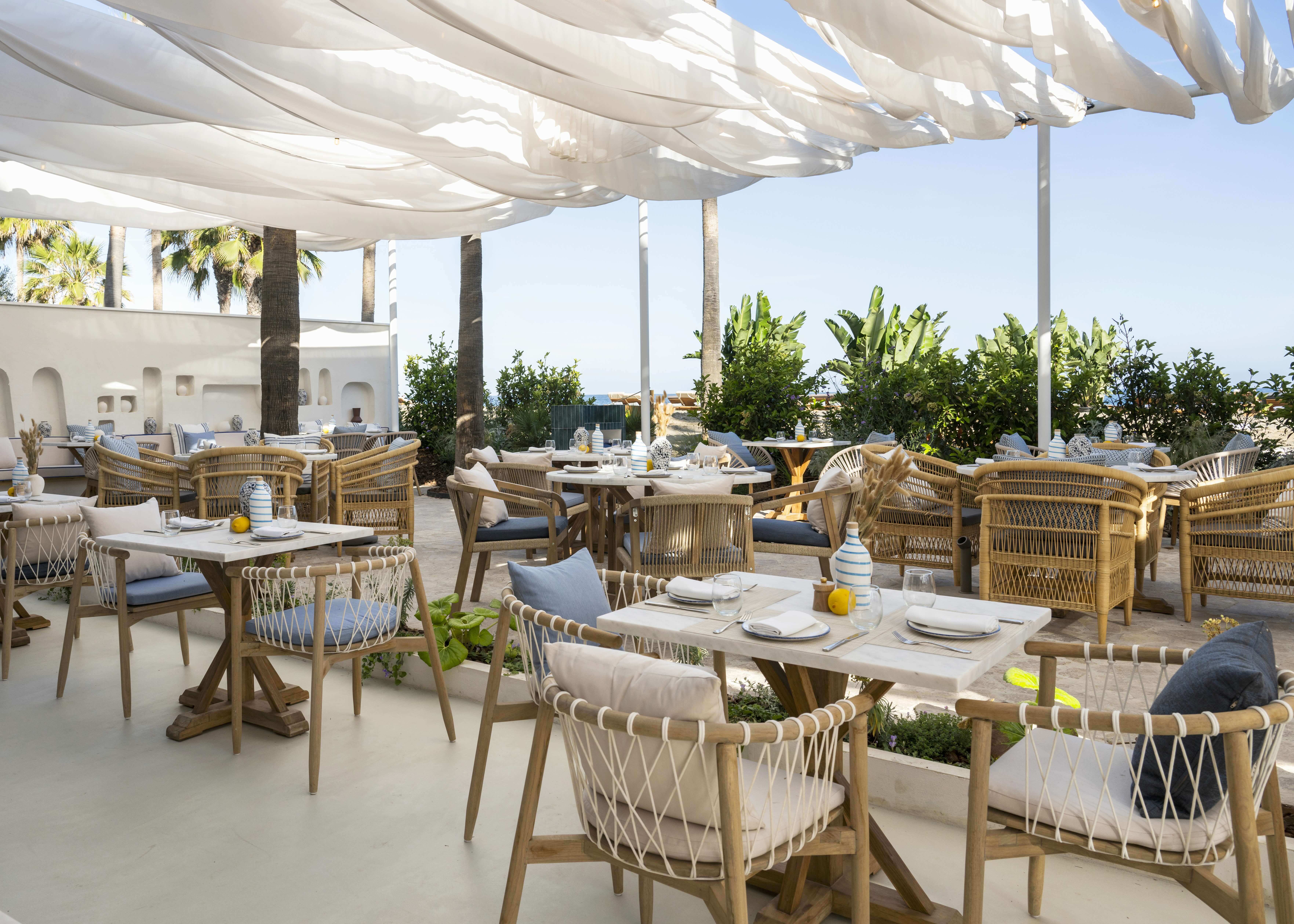 Het terras van het Griekse restaurant AMMOS