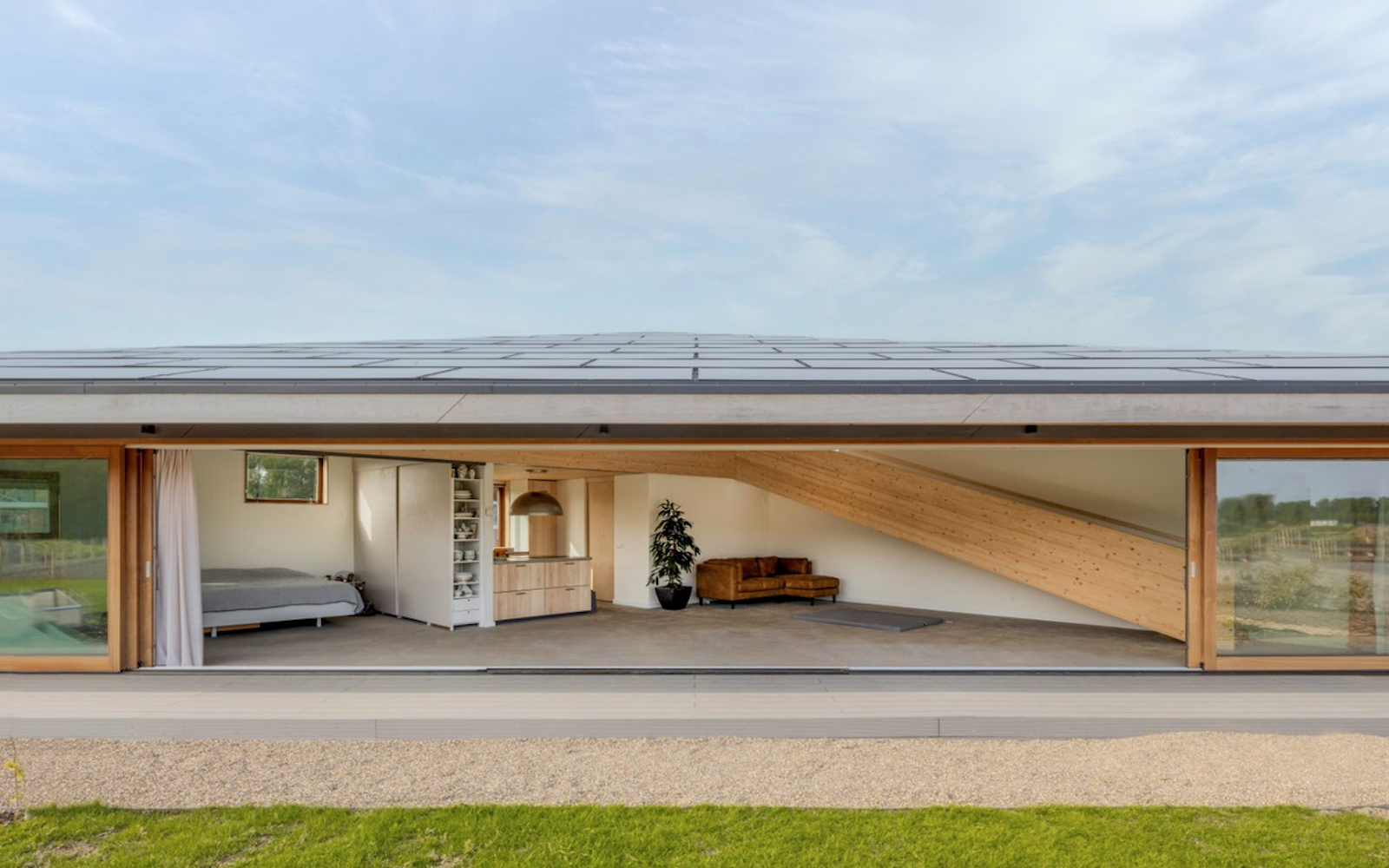 Triple Solar PVT-paneel in pyramide- woning