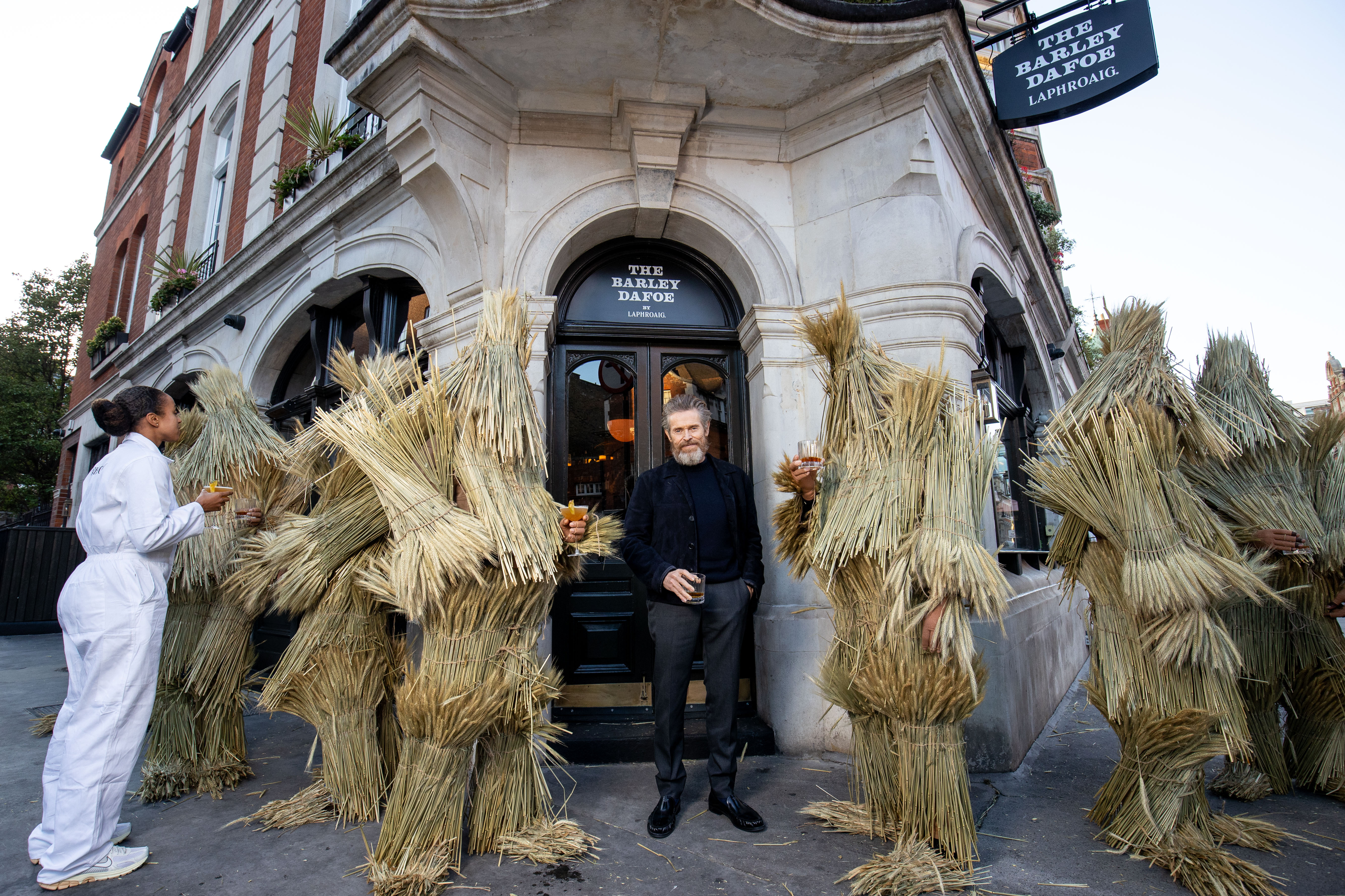 Willem Dafoe en Laphroaig bij de onthulling van 'The Barley Dafoe' Pub in Mayfair