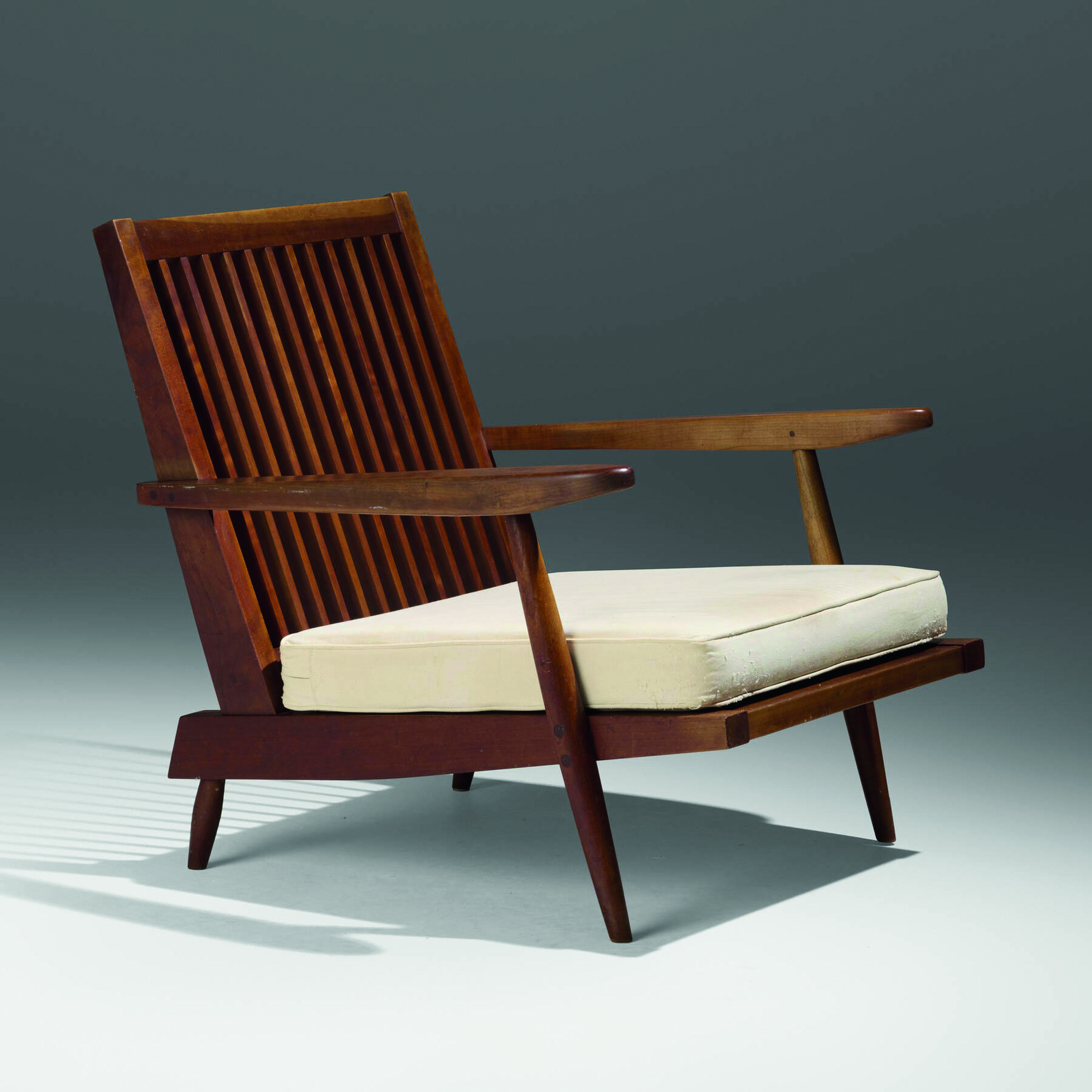 Laurent Schaubroeck: George Naka­shima (Washington 1905-Pennsylvania 1990), Kussenstoel met armleuningen, jaren ‘60. Zwart Amerikaans kersenhout, bekleding, 77,5 x 74,3 x 86,4 cm. Geproduceerd door George Nakashima Studio