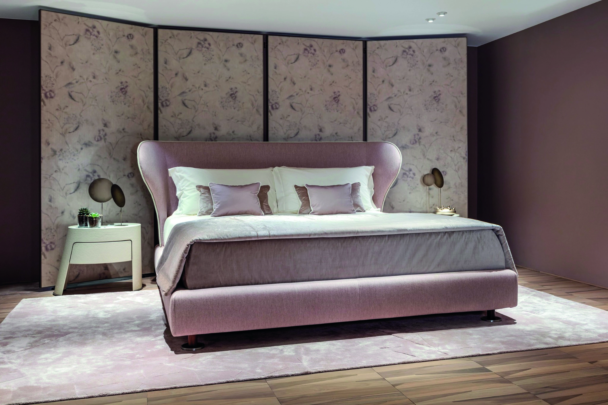 Het Rea bed ontworpen door Chi Wong Lo voor Giorgetti staat bekend om zijn elegante en zachte uitstraling. Het kenmerkende ‘gevleugelde’ hoofdeinde omarmt de ruimte en geeft het ontwerp een gevoel van rust en verfijning. In comninatie met het Morfeo nachtkastje ontstaat een harmonieus gevoel