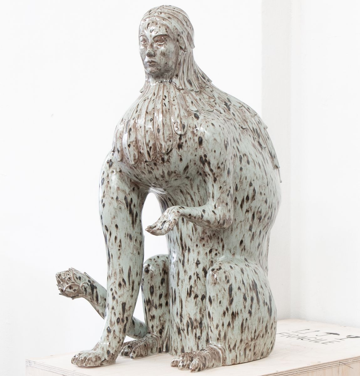 Statue of Asking: Threshold Guardian II, Pei-Hsuan Wang, 2022 | Collectie Keramiekmuseum Princessehof - verworven met steun van het Mondriaan Fonds