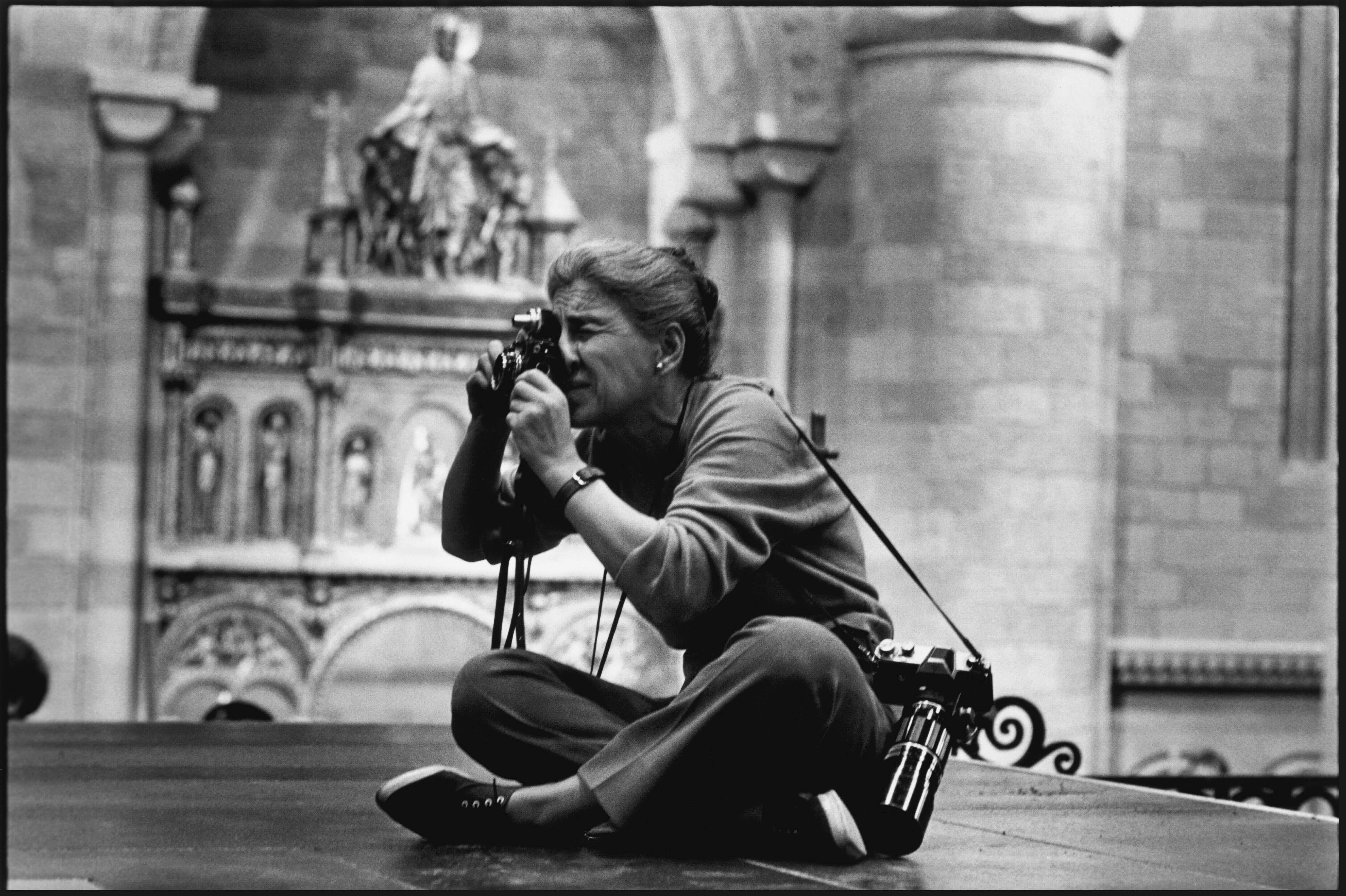 Eve Arnold on the set of Becket. England, 1963 - Photo Robert Penn