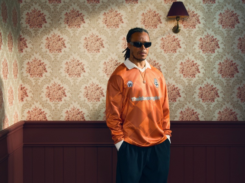 Edgar Davids lanceert 90's merch van Thuisbezorgd.nl Ontwerp door Daily Paper en TROPHY BY GASSAN