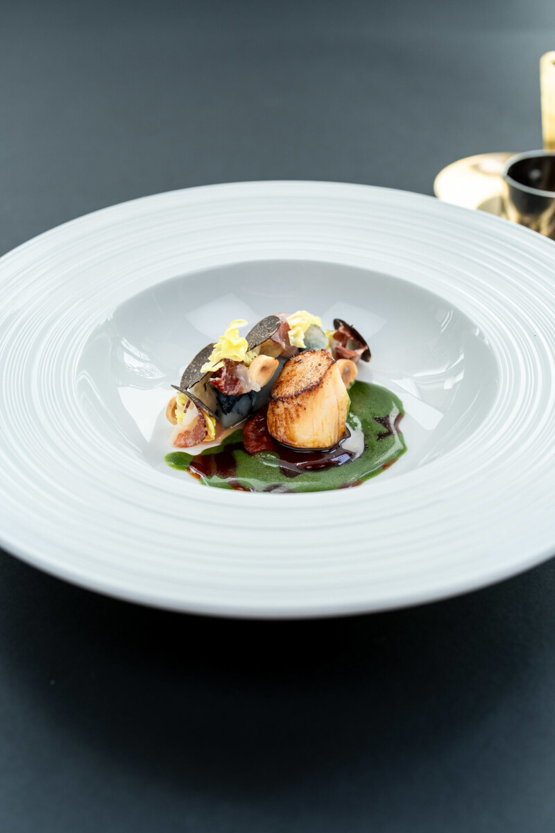 Aurea Fine Dining Hand-dived Norwegian scallop Périgord truffle lettuce ©Barish Baur 