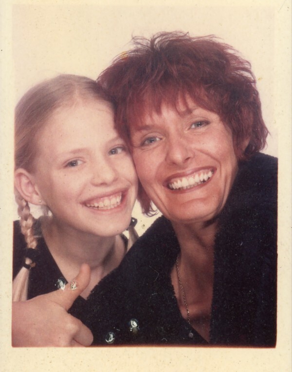 © Michella Bredahl, My Heroine. Moeder en ik in een fotohokje, 1998