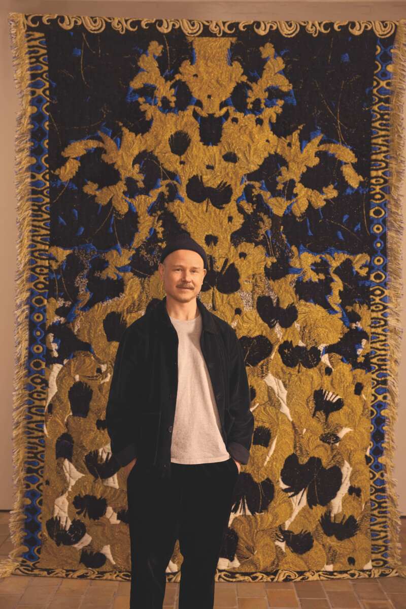 Kustaa Saksi voor het wandtapijt, geweven in traditionele Jacquard-techniek. Het kunstwerk, gemaakt van natuurlijke vezels zoals mohair, alpaca en katoen in combinatie met innovatieve materialen