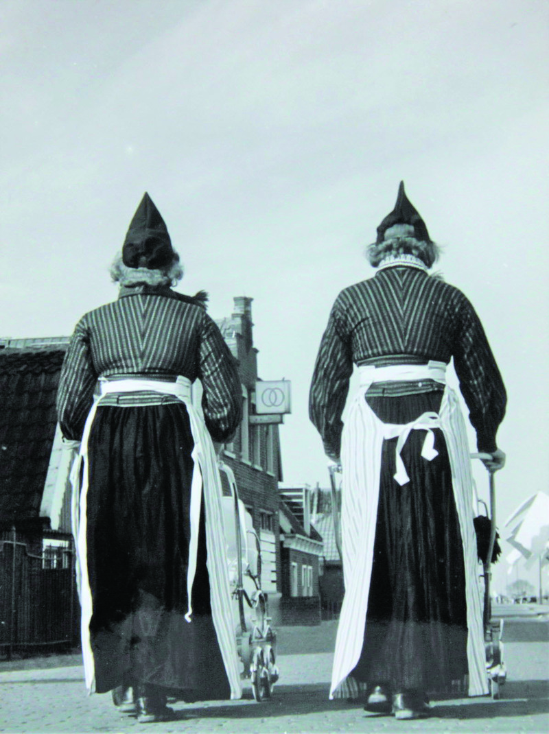 Volendam, twee Volen­dammer vrouwen, 1955 © K. Scherer