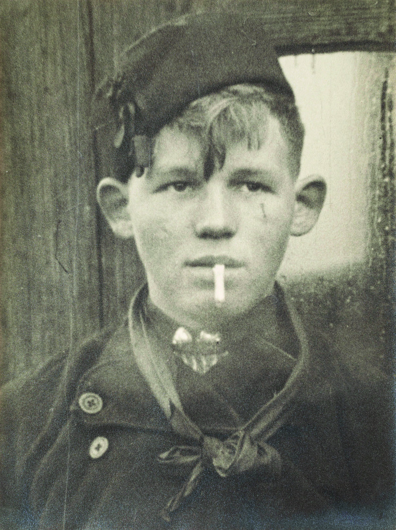 Zuyderzee-Urk, portret jongen met sigaret, 1938, Collectie Zuiderzee­museum © Roger Parry