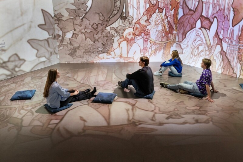 Alphonse Mucha, Het Slavische volk en hun oorspronkelijke thuisland: Tussen de Turaanse gesel en het zwaard van de Goten, uit het Slavisch Epos, 1912, eitempera op doek © Mucha Foundation. Fotografie © Sake Elzinga