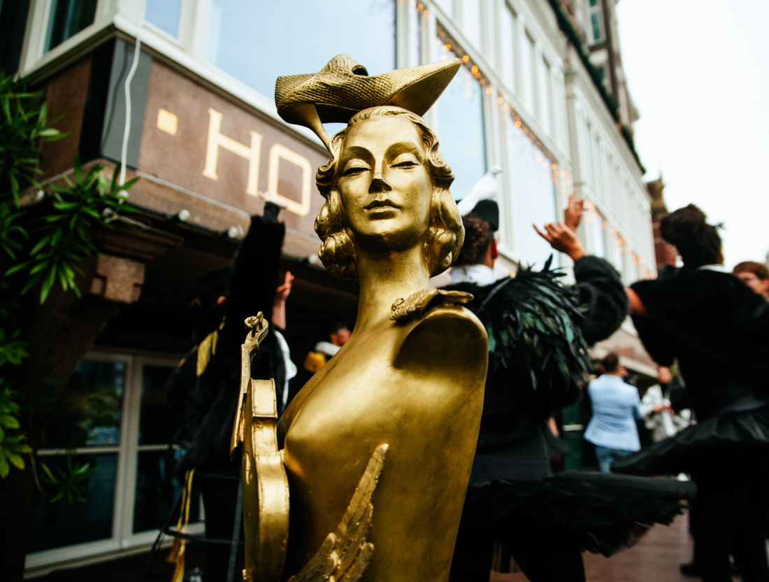 The Muse Awakens, een art-performance van Nancy Faas in Hotel De L’Europe Amsterdam.