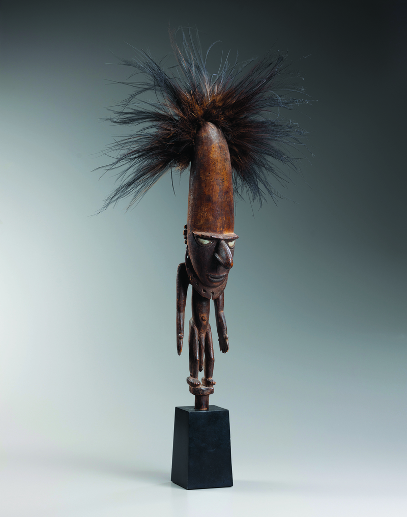 Grusemeyer Woliner: Biwat (Mundugumor), Yuat-rivier, eind 19e - begin 20e eeuw, Papoea-Nieuw- Guinea. Hout, veren, schelp, 64 cm (85 cm inclusief voet)
