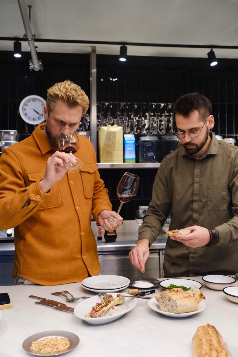 Michelinchef Joris Bijdendijk aan het voorproeven in de keuken van NENI