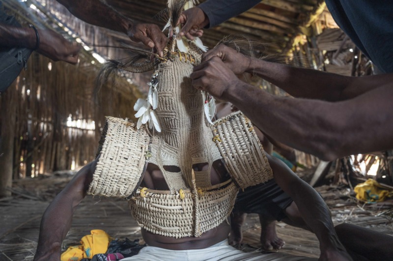Doro-geestmasker wordt in elkaar gezet in Je Ti-feesthuis, Pupis Foto © Joshua Irwandi