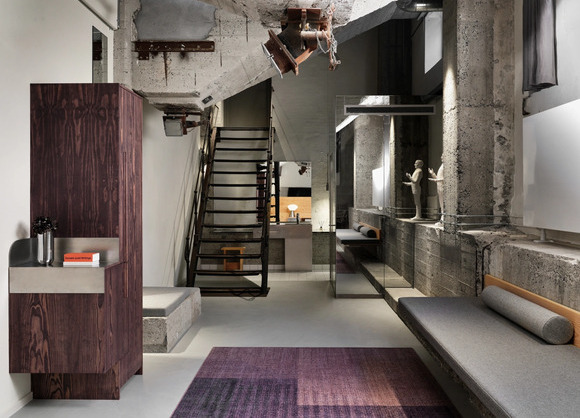 Een van de Silo Suites bij Ottilia Heritage. De oorspronkelijke grote moutsilo’s maken deel uit van het interieur als monumentaal middelpunt, waarbij de omliggende betonarchitectuur op slimme wijze is getransformeerd tot zitplaatsen