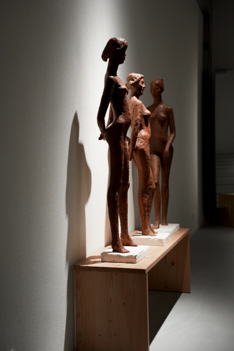 Een exclusieve selectie sculpturen van de gerenommeerde Deense beeldhouwer Hanne Varming creëert in heel Ottilia Heritage een galerieachtige sfeer