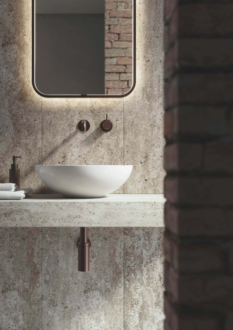 spiegel, kraan en accessoire elkaar tot één rustig en samenhangend ontwerp