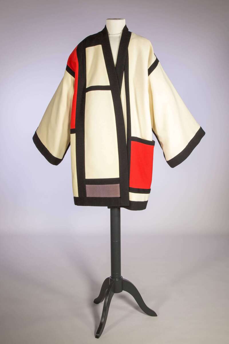 Een van de acht creaties van couturier Peter Rozemeijer uit de schenking van het Historisch Genootschap Wormer aan het Zaans Museum. Foto Zaans Museum