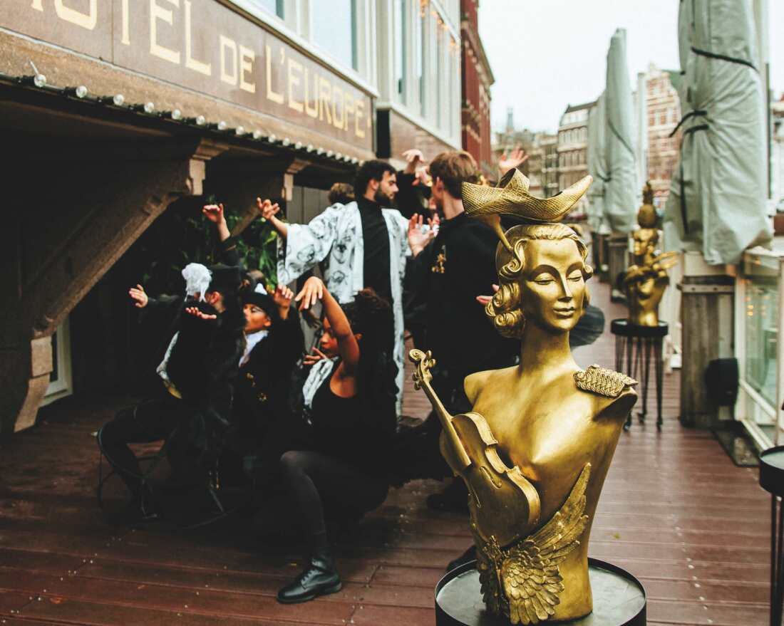 Hotel de  L’Europe,  The Muse awakens van Nancy Faas