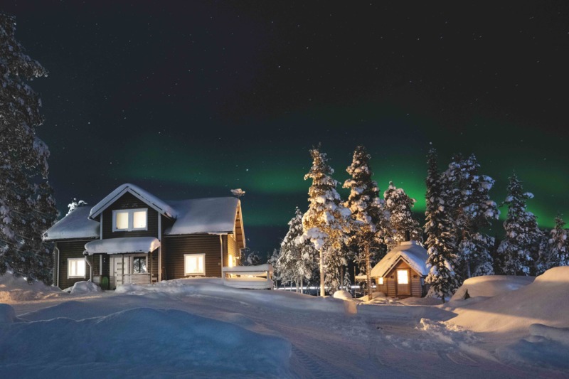 Het magische Noorderlicht boven villa ‘The Perfect Place’ © Ask James/Edward van Hees