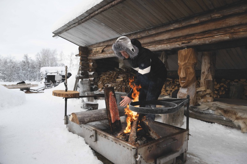 Jaimy rookt een verse zalm voor de Laavu © Ask James/Edward van Hees