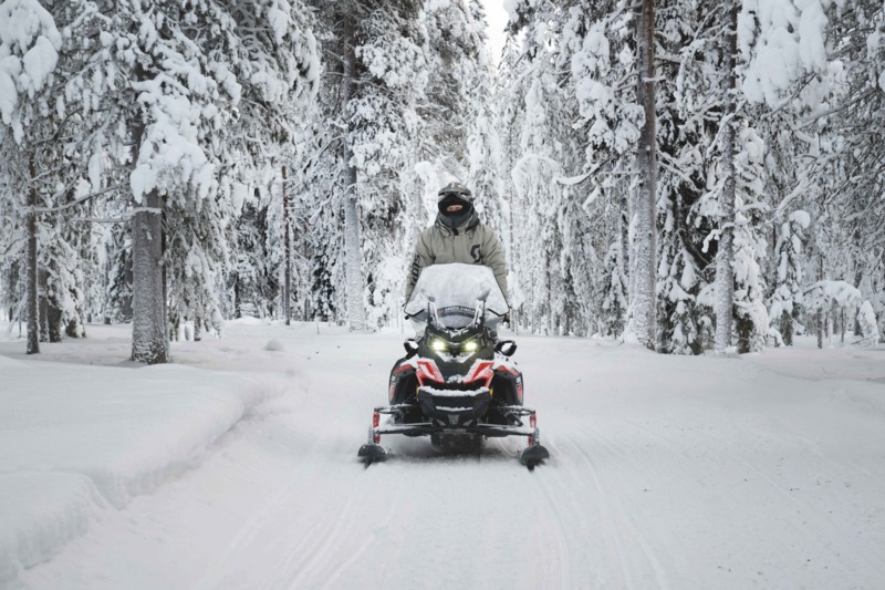 Verken het besneeuwde landschap op een sneeuwscooter © Ask James/Edward van Hees