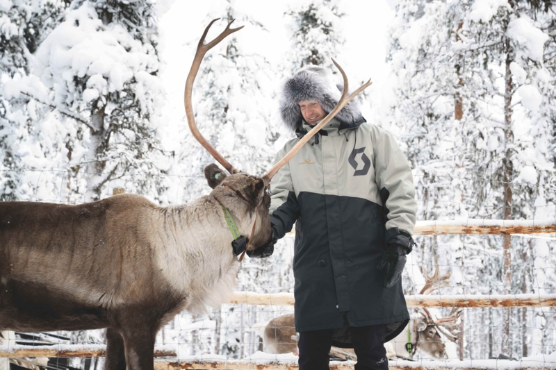 De band met het rendier wordt tastbaar tijdens het voeren