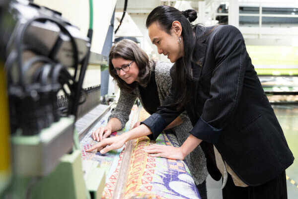 Marcos Kueh met productontwikkelaar Marjan van Oeffelt in het TextielLab. Foto door Patty van den Elshout.