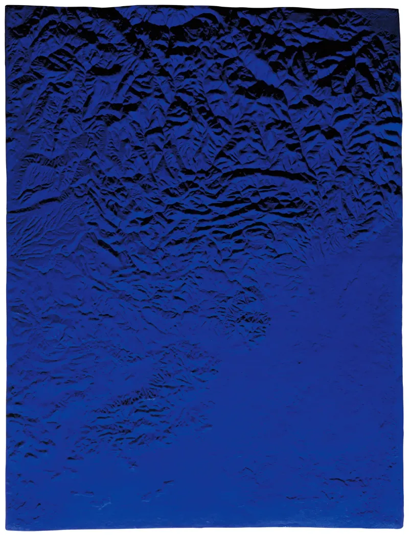 Yves Klein, Planetaire reliëf ‘Regio Grenoble’, (RP 10), 1961, postume editie, ca 1990, droog pigment en synthetische hars op brons, 86 x 65 cm © The Estate of Yves Klein c/o ADAGP, Paris