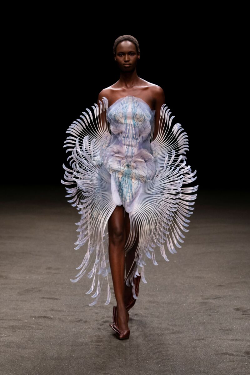 Iris van Herpen, Idolomantis, Roots of Rebirth-collectie, look 17, 2021. Duchess-stof, organza, mylar-folie, katoen. Atelier Iris van Herpen, Amsterdam.