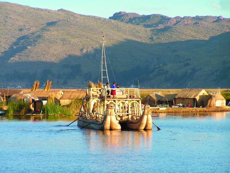 Traditionele boot op het Titicacameer