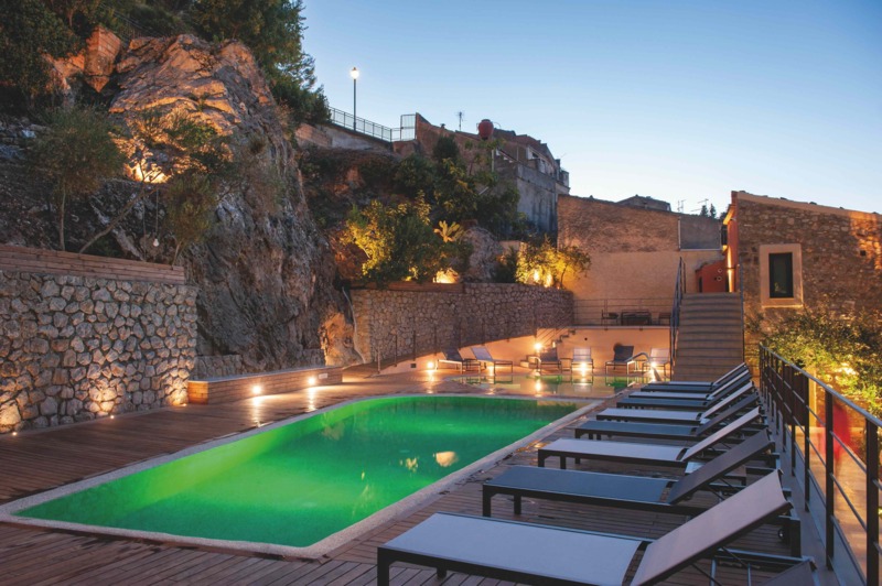 Ontspannen bij het zwembad van Gratteri Resort