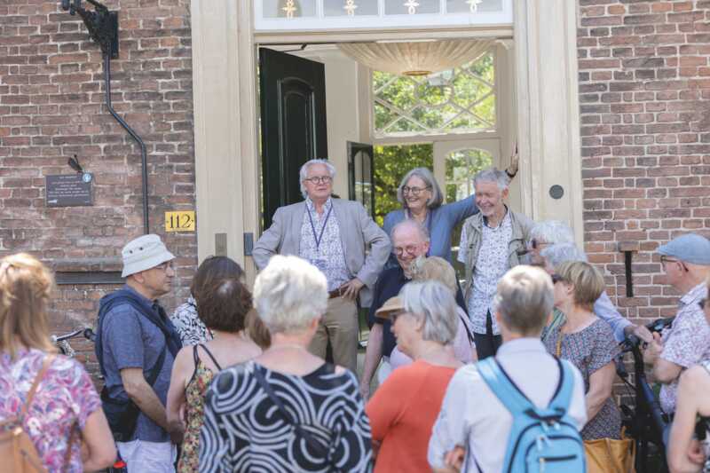 Emile Engel met toehoorders, 2024