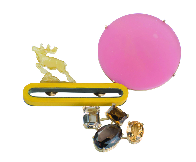 Jantje Fleischhut, Pink Moon Above, broche, 2008, goud, zilver, rookkwarts, topaas, citrien, rubber, epoxy Jantje Fleischhut, Pink Moon Above, broche, 2008, goud, zilver, rookkwarts, topaas, citrien, rubber, epoxy