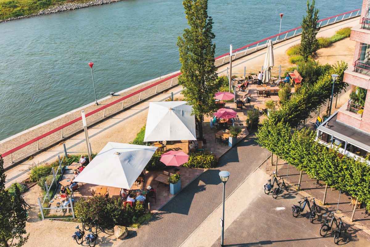 Doesburgs terras aan het water