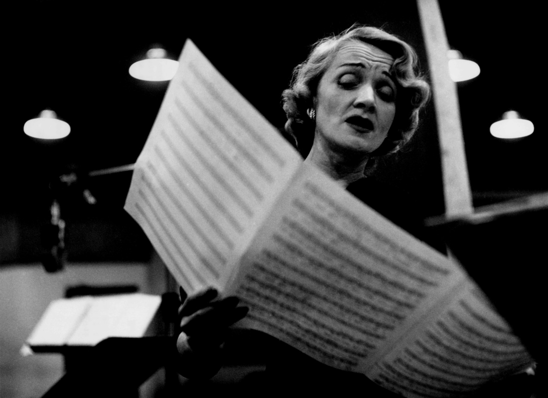 Eve Arnold - Marlene Dietrich singing at the recording studios of Columbia Records. NYC, 1952 © Eve Arnold - Magnum Photos