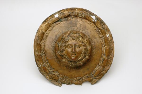 Schildknop van brons uit de Romeinse tijd, met Medusakop, 100-300 n.Chr. Collectie Valkhof Museum, bruikleen Rijksdienst voor het Cultureel Erfgoed