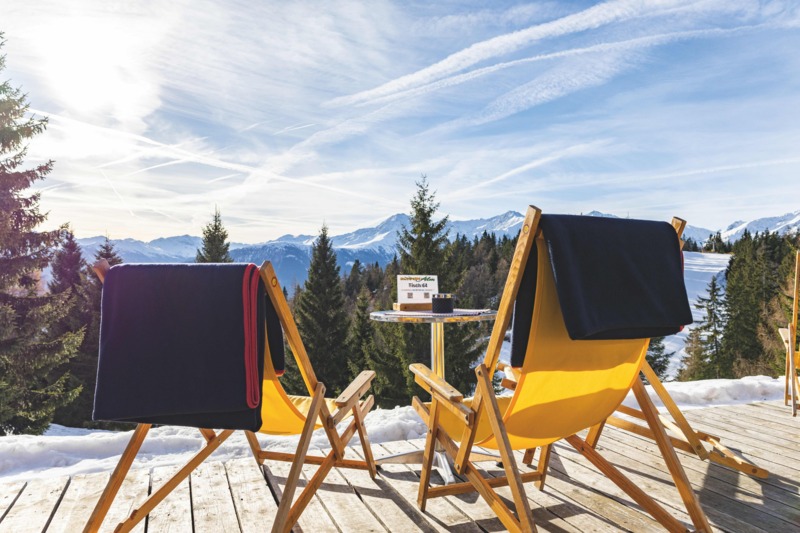 Zon, frisse berglucht en uitzicht op de besneeuwde toppen van Seefeld
