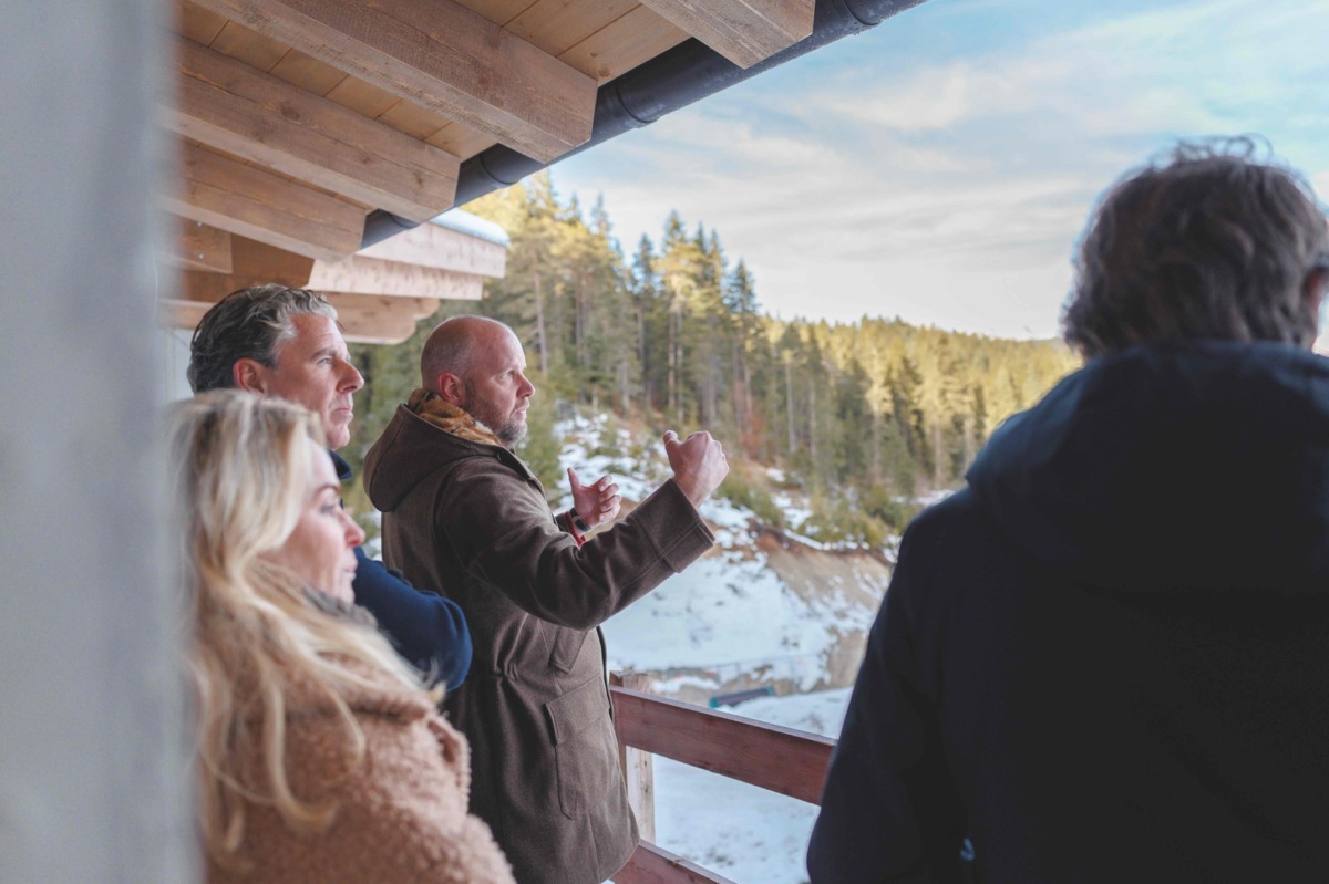Tijdens een rondleiding neemt Loek Beuker investeerders mee door Seefeld Village en vertelt hij over de ontwikkeling van het project