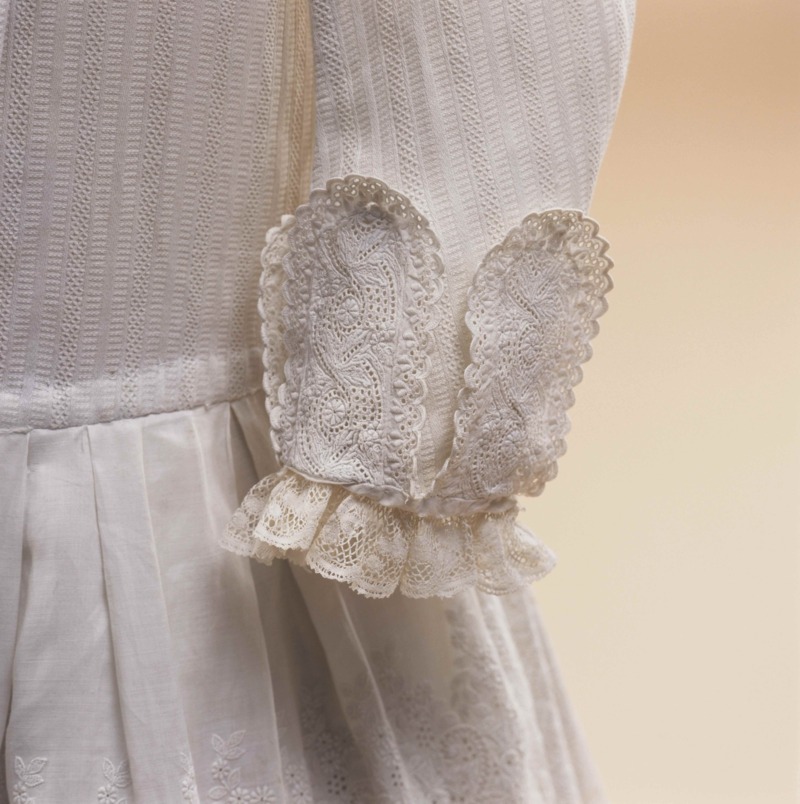 Detailfoto van wit katoenen kinderjurkjes van prinses Wilhelmina, vervaardiger onbekend, ca. 1885. Collectie Paleis Het Loo. Lang­durig bruikleen Koninklijke Verzamelingen, Den Haag