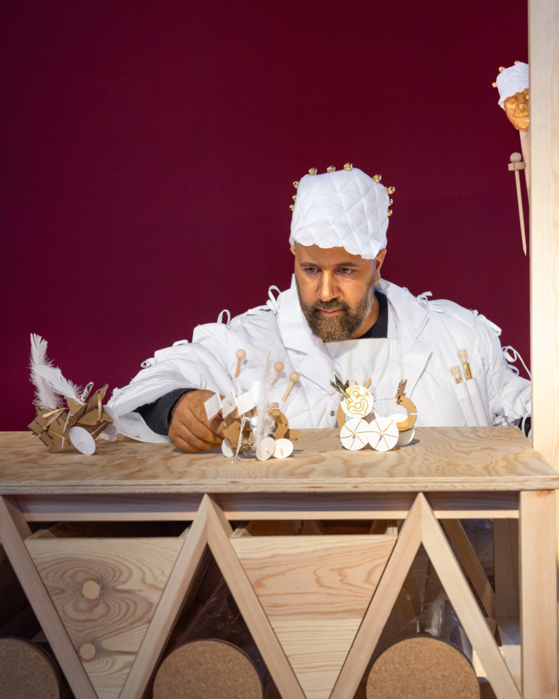 kunstenaar Yasser Ballemans bij zijn mobiele carnavals atelier, foto door Robin Meyer
