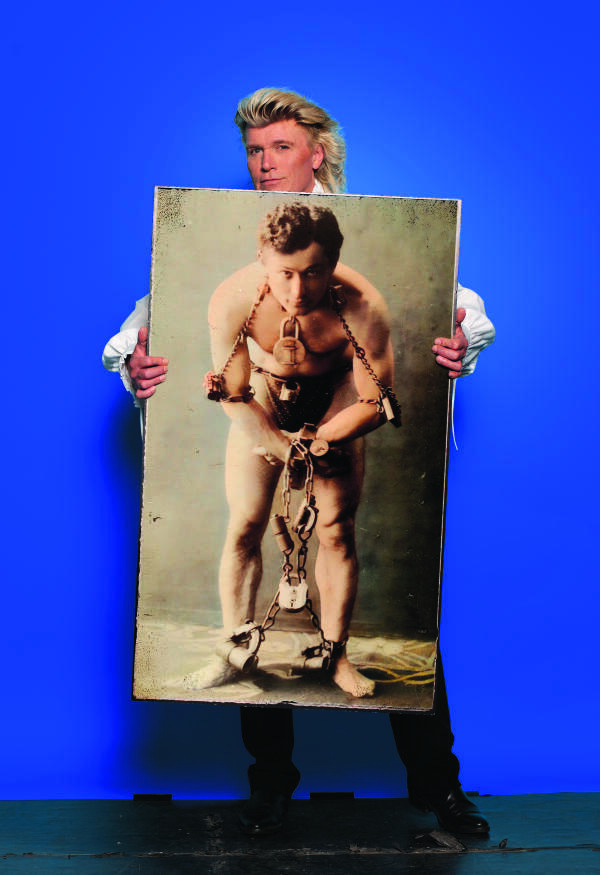 Hans Klok met portret van Houdini. Beeld: © Jeroen Bont