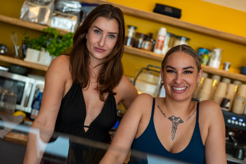 Jessica (l) en Maxine (r). Photographer Owen John Leen