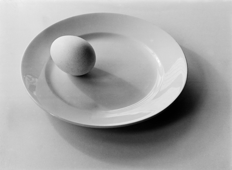 Still life with egg on a white plate, Amsterdam, 1939. Study assignment for the Nieuwe Kunstschool. © Violette Cornelius / Nederlands Fotomuseum