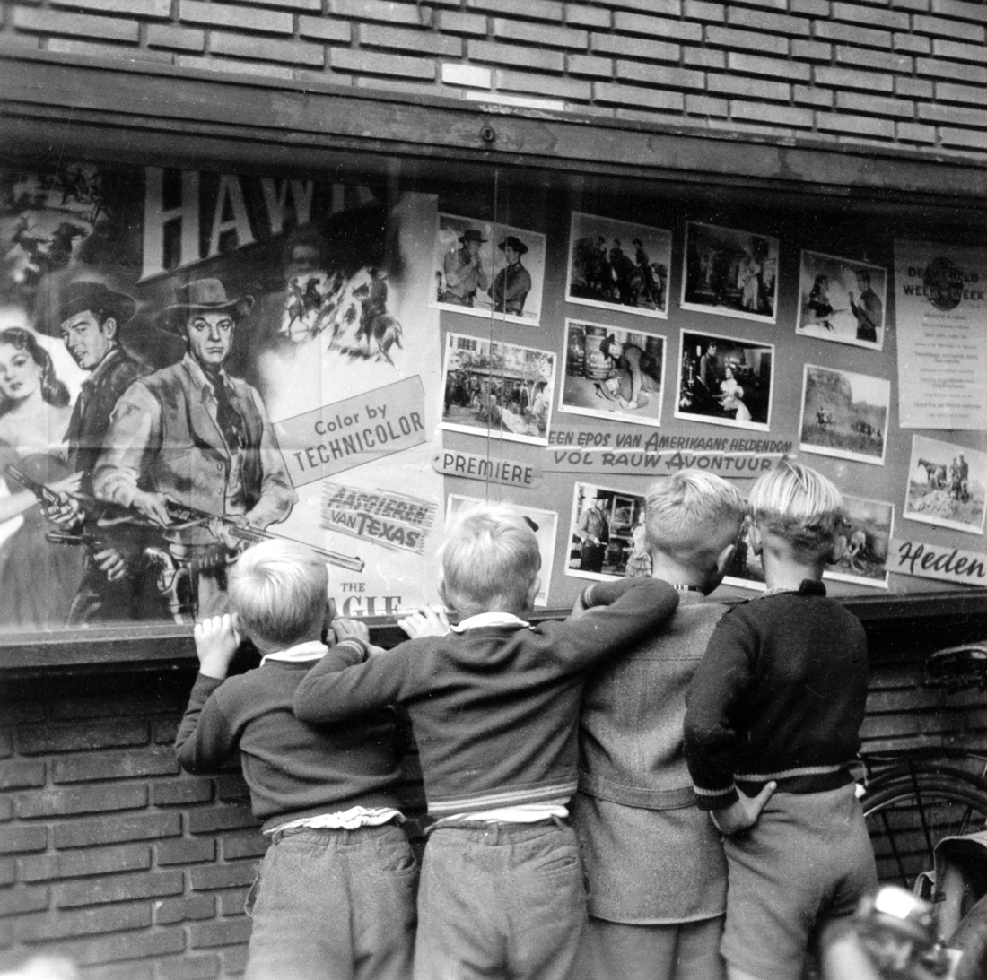 Kinderen vergapen zich aan de aankondiging van AASGIEREN VAN TEXAS bij bioscoop Roxy in de Boekhorststraat, 1955. (Collectie Nationaal Archief / Cevirum)