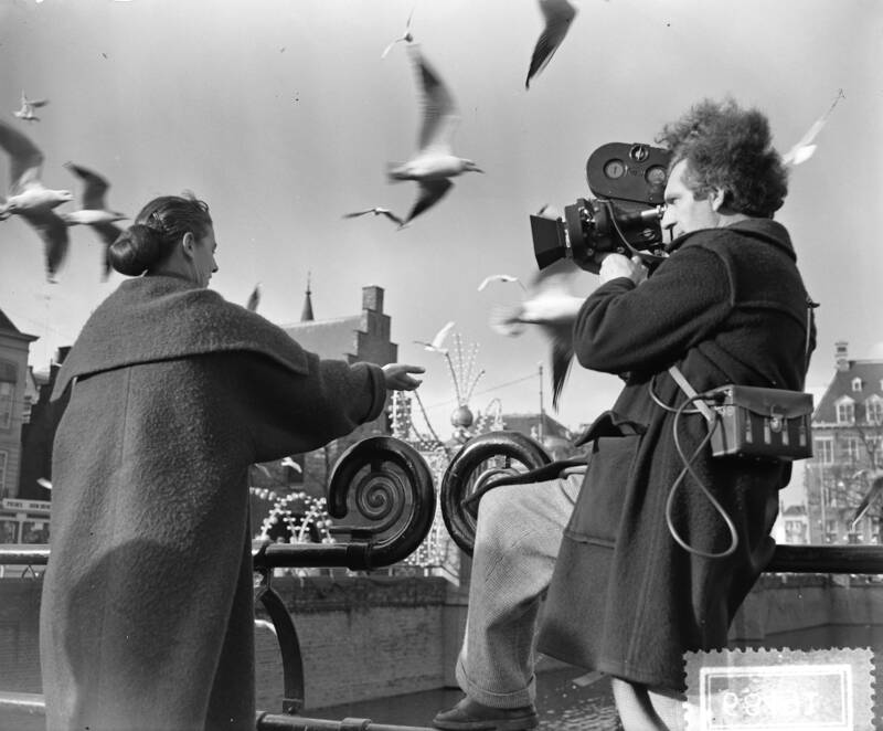Filmregisseur Herman van der Horst filmt Prijs de Zee bij de Hofvijver in 1954. (Collectie Nationaal Archief / Anefo)