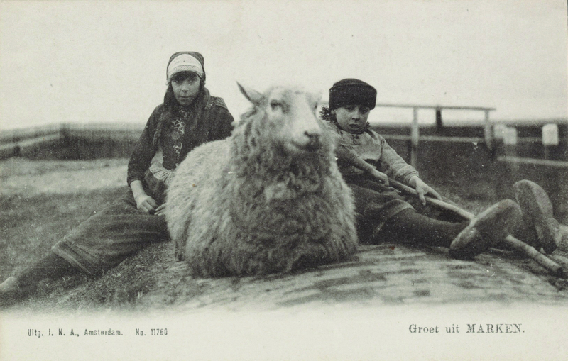 Prentbriefkaart Groet uit Marken, uitgeverij Jos. Nuss&Co., 1895-1905,  collectie Zuiderzee­museum