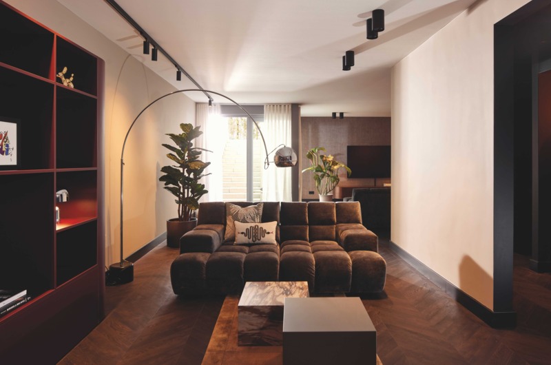 Onder In deze droomvilla werden persoonlijke items gecombineerd met maatwerk RL Design kasten en meubels. Foto © Dick Holthuis